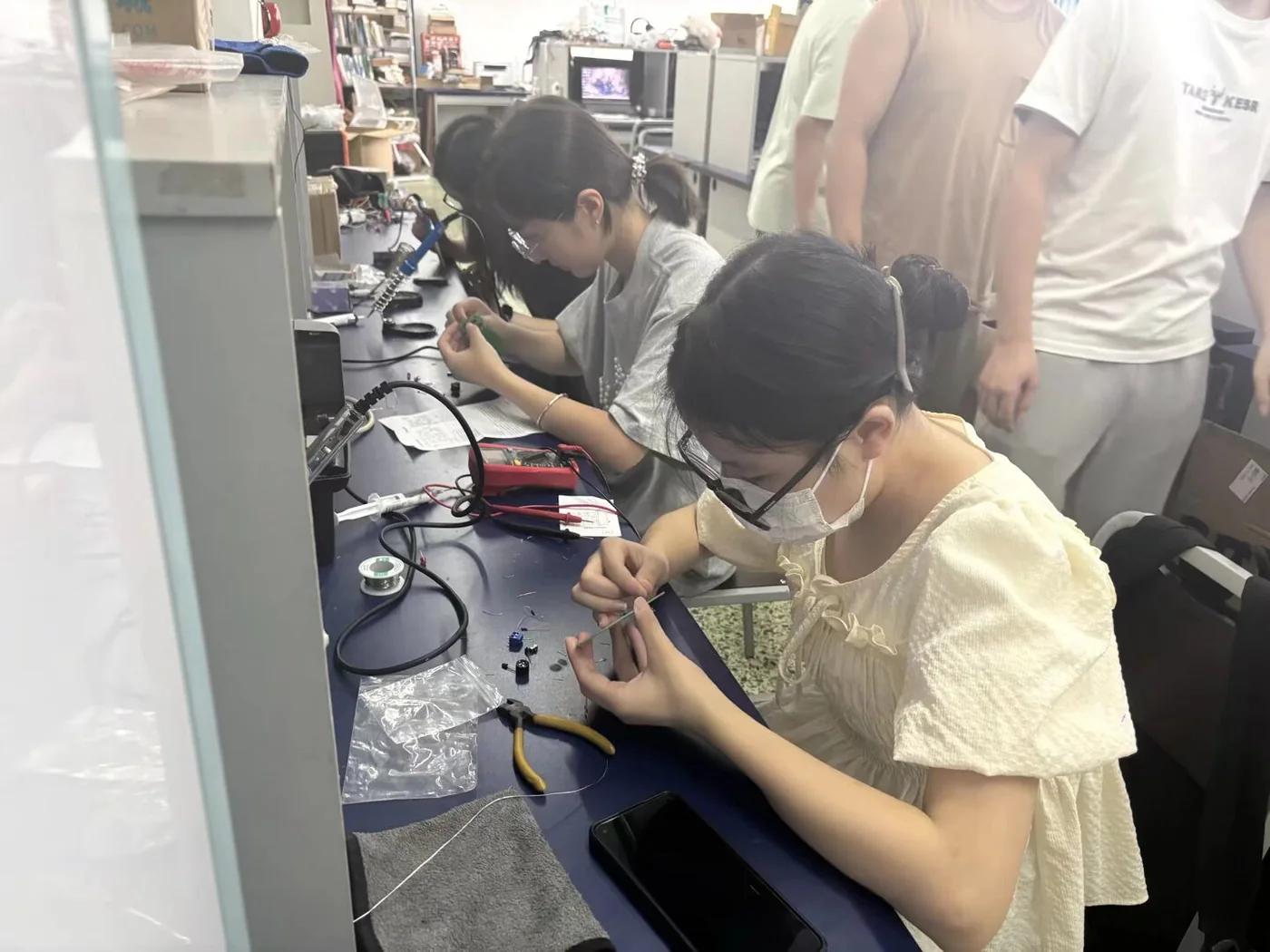 协会成员进行焊接和硬件调试